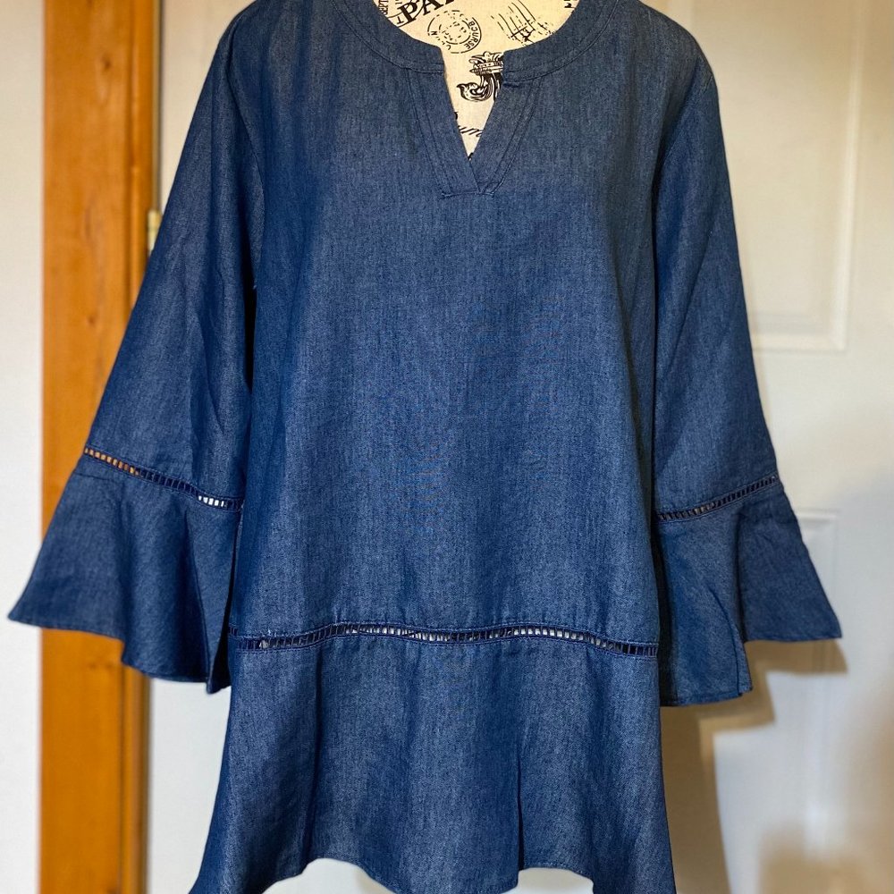 NWT Ladies Denim V-neck 3/4 length Trumpet Sleeve Top